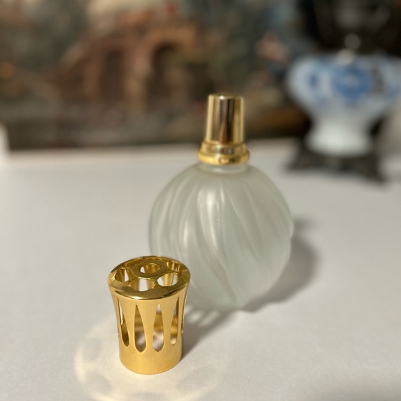 Lampeberger Paris White Frosted Swirl Oil Lamp - Picture 2 of 5